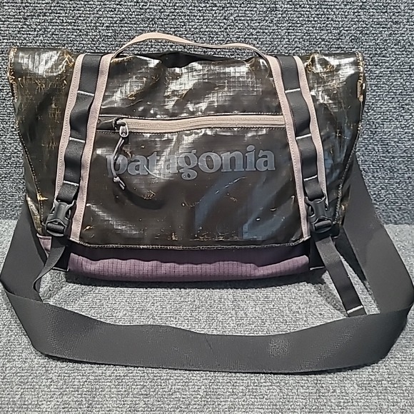 Patagonia Other - patagonia‎ Black Hole Messenger Bag Black  Limited Edition